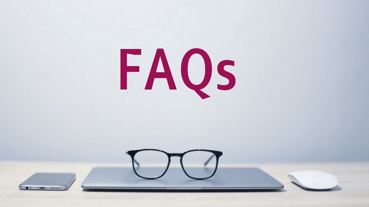 Laptop mit Brille und Überschrift "FAQs"