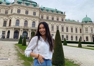 Picture of Aimen Azamatkyzy infront of Schloss Belvedere