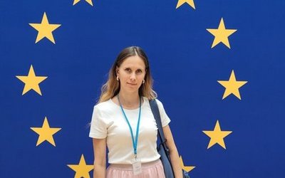 Foto von Svitlana Andreichenko vor einer EU-Flagge