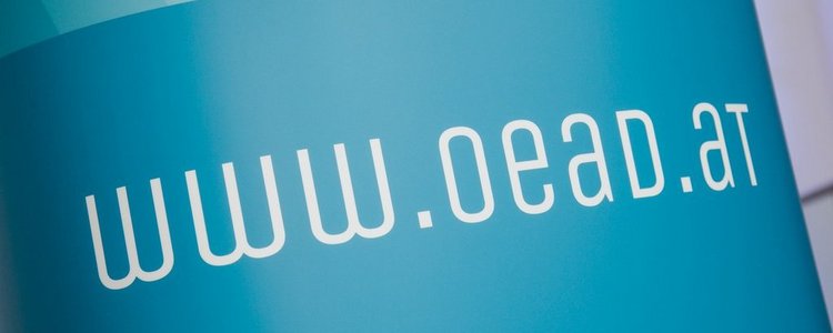 Blauer Plakat mit dem weißen Schriftzug "www.oead.at" 