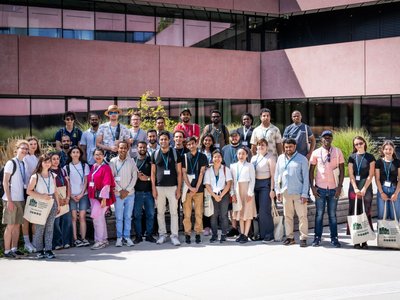 Group photo of OeAD scholars and OeAD staff in front of a building on ISTA campus