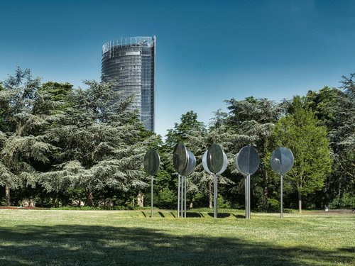 Hochhausgebäude vor einer Wiese in Bonn. 