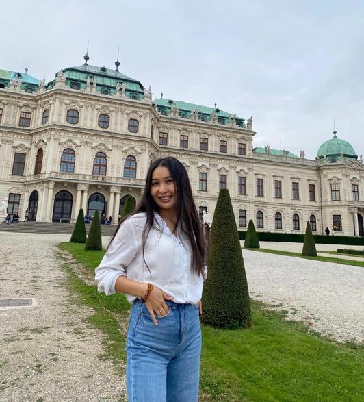 Picture of Aimen Azamatkyzy infront of Schloss Belvedere