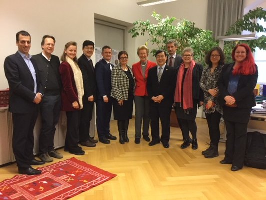 Gruppenfoto in Salzburg: Eien chinesische Delegation ist zu Gast an der Universität Salzburg.