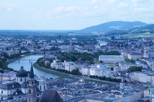 Die Stadt Salzburg von oben: mit Blick auf das Stadtzentrum, historische Bauten und die Salzach, die durchfließt.