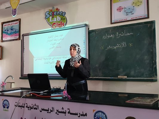 Female professors delivers lecture to female high school students