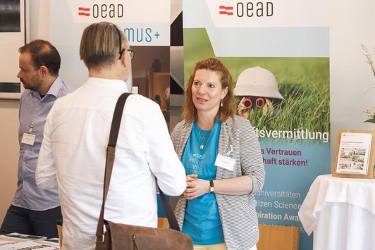 Personen im Gespräch am OeAD-Infostand