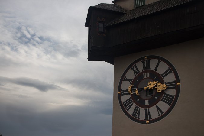 Der Grazer Uhrturm auf dem Schloßberg und angrenzende Gebäude