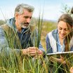 Wissenschaftler/innen in einer Wiese