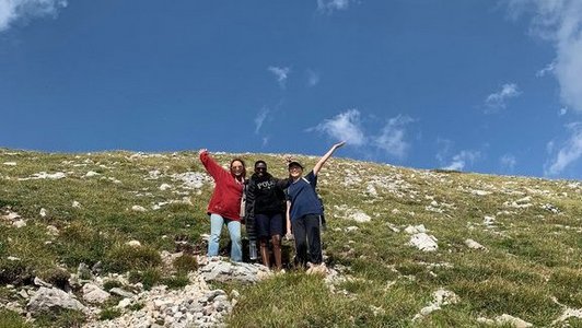 Drei Stipendiatinnen während der Wanderung am Schneeberg