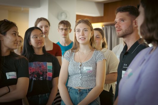 eine gruppe junger Menschen ist zu sehen 