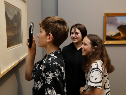 Kinder mit einer Lupe vor einem Gemälde