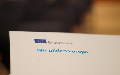 Die Worte "Wir bilden Europa" auf einen Block gedruckt