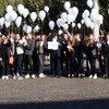 Gruppenbild der Schüler von der HLW Rankweil mit Ballons in der Hand.