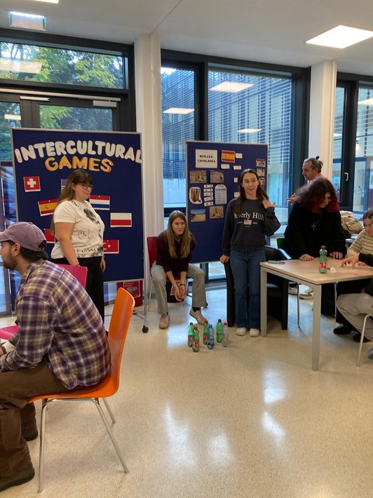 Menschen stehen vor Plakat mit der Aufschrift "International Games"