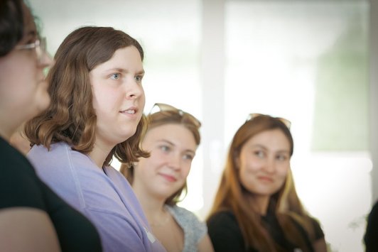drei junge Frauen sind zu sehen