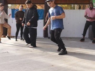 Jugendliche bei einem Breakdance Projekt 