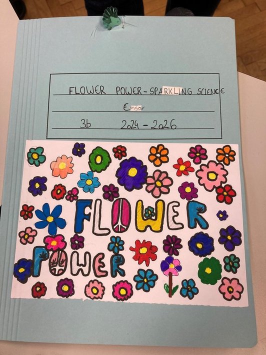 Schulheft mit gemalten bunten Blumen