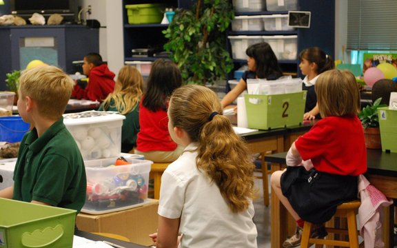 Kinder sitzen im Klassenzimmer