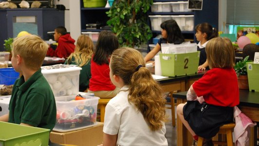 Kinder von hinten in einer Schulklasse