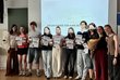 Gruppenfoto Schüler:innen mit Urkunden