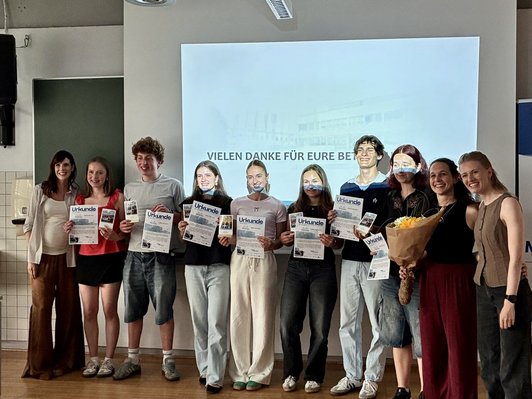 Gruppenbild Schüler:innen mit Urkunden