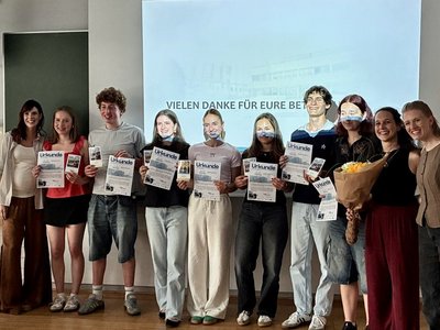 Gruppenfoto Schüler:innen mit Urkunden