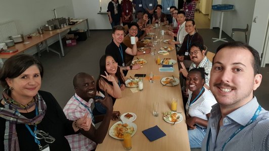 Gruppe beim Mittagessen