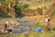 Menschen mit Clipboards an einem Fluss in Äthopien