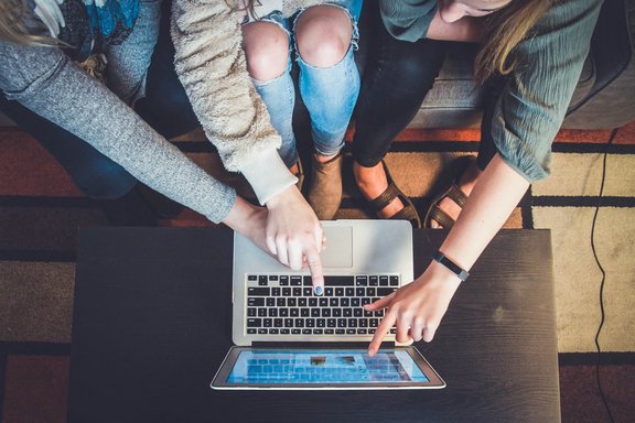 Personen mit Laptop