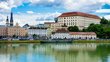 Ansicht von Linz mit Donau im Vordergrund