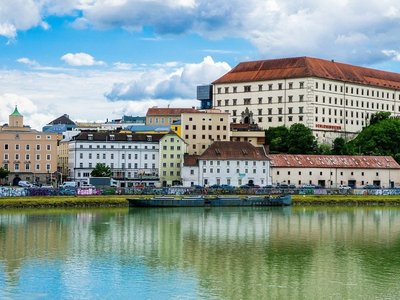 Ansicht von Linz mit Donau im Vordergrund