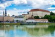 Ansicht von Linz mit Donau im Vordergrund