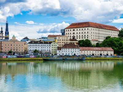 Ansicht von Linz mit Donau im Vordergrund