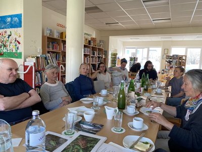 Menschen beim Citizen-Science-Frühstück in der Bücherei am Tisch sitzend