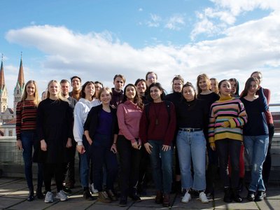 Die Teilnehmer/innen der Projektwoche in Wien bei einem Gruppenfoto auf dem Dach der FH Wien der WKW