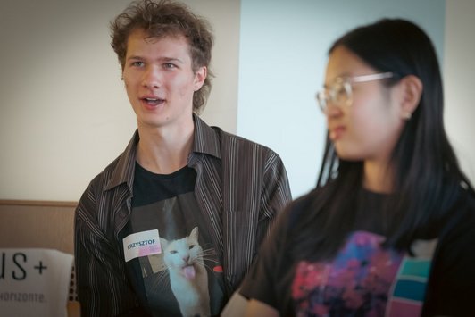 Zwei junge Menschen sind zu sehen 