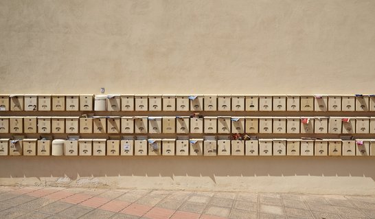 Viele Postkästen an Mauer