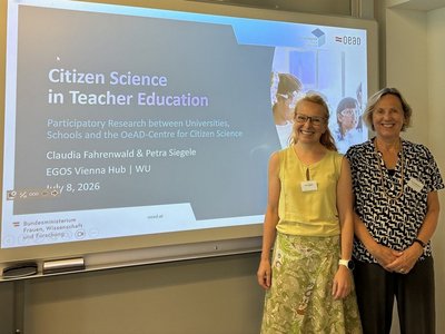 zwei Frauen vor Präsentation auf Leinwand