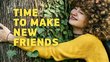 Eine junge Frau umarmt einen Baum. Daneben ist der Schriftzug: "Time to make new friends".