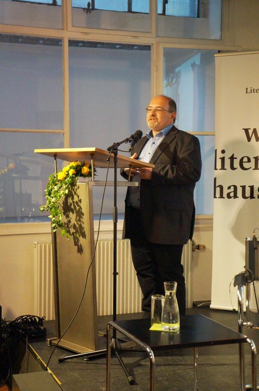 Robert Huez, Leiter der Dokumentationsstelle Literaturhaus Wien bei der Eröffnung.