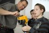 Professor hilft Schüler beim Bedienen eines Messinstruments