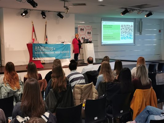 Frau steht auf der Bühne 