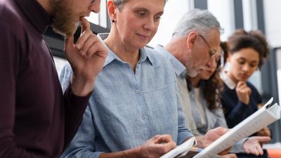 Ältere und jüngere Personen im Gespräch