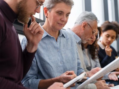Ältere und jüngere Personen im Gespräch