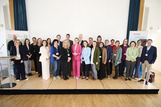 Gruppenbild mit allen Austellerinnen und Ausstellern auf der Bühne