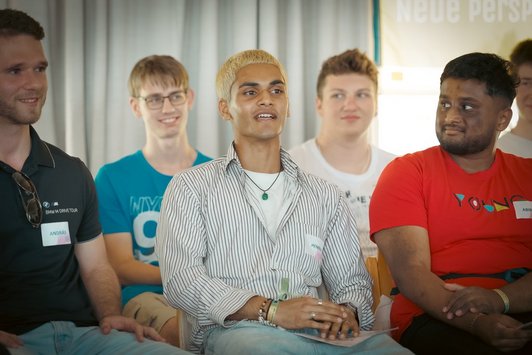 fünf junge menschen sind zu sehen 