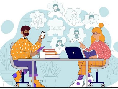 Zwei Personen sitzen an einem Schreibtisch und arbeiten gemeinsam online. Die linke Person hält ein Smartphone und ein Buch, während die rechte Person mit einem Laptop und einem Buch arbeitet. Im Hintergrund sind stilisierte Profilbilder weiterer Personen zu sehen, die ein virtuelles Netzwerk oder Online-Meeting darstellen.