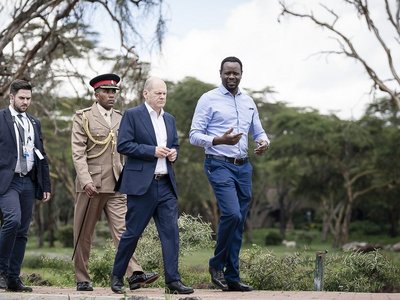 The German Chancellor, Mr. Olaf Scholz and Prof Luke Olang, Director Centre for Integrated Water Resources management of TU-Kenya during  visit to lake Naivasha