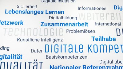 Eine Wordcloud mit Begriffem wie Technologie, Digitale Kompetenzen, Qualität, Weiterbildung